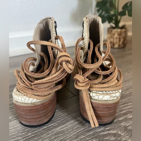 Freebird by Steven JoJo Lace Back Snake Print Ankle Bootie in Cream. Size 8 - Picture 5 of 7